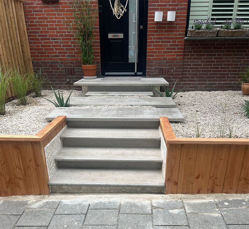 Opgang naar voordeur met betonnen treden van betonfabriek.nl