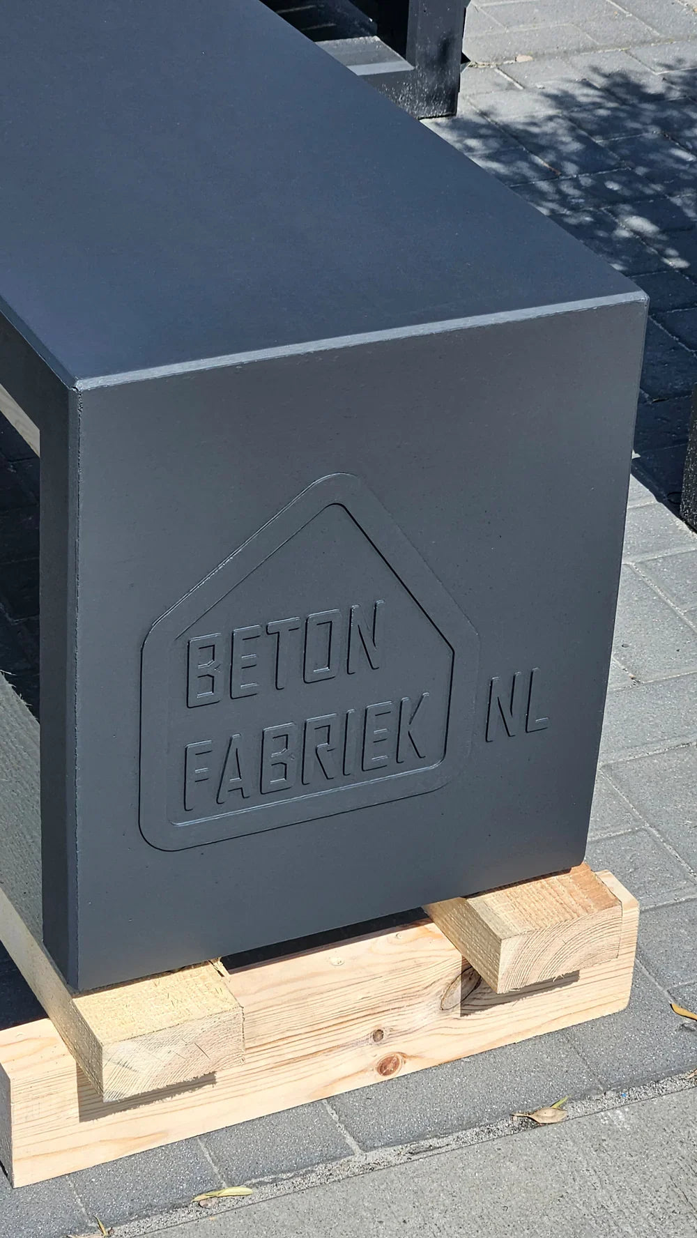 Uw Bedrijfslogo verwerkt in de betonnen tuinbank - LET OP DIT BETREFT MEERPRIJS VOOR LOGO - Betonfabriek.nl