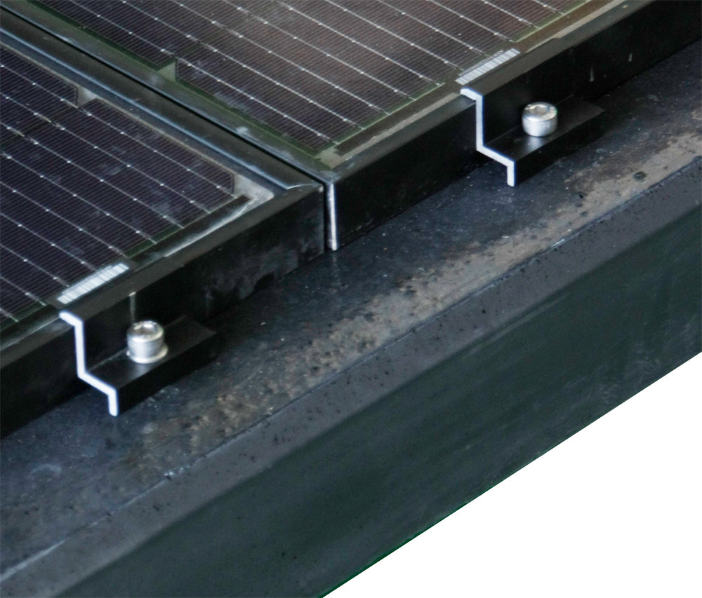 voorbeeld montage zonnepanelen op de betonnen zonnepaneelsteunen van betonfabriek.nl met de eindklemmen
