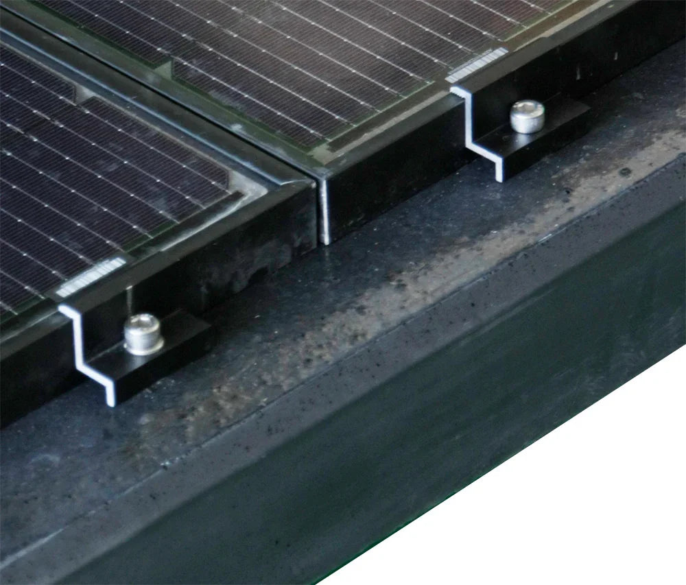 voorbeeld montage zonnepanelen op de betonnen zonnepaneelsteunen van betonfabriek.nl met de eindklemmen