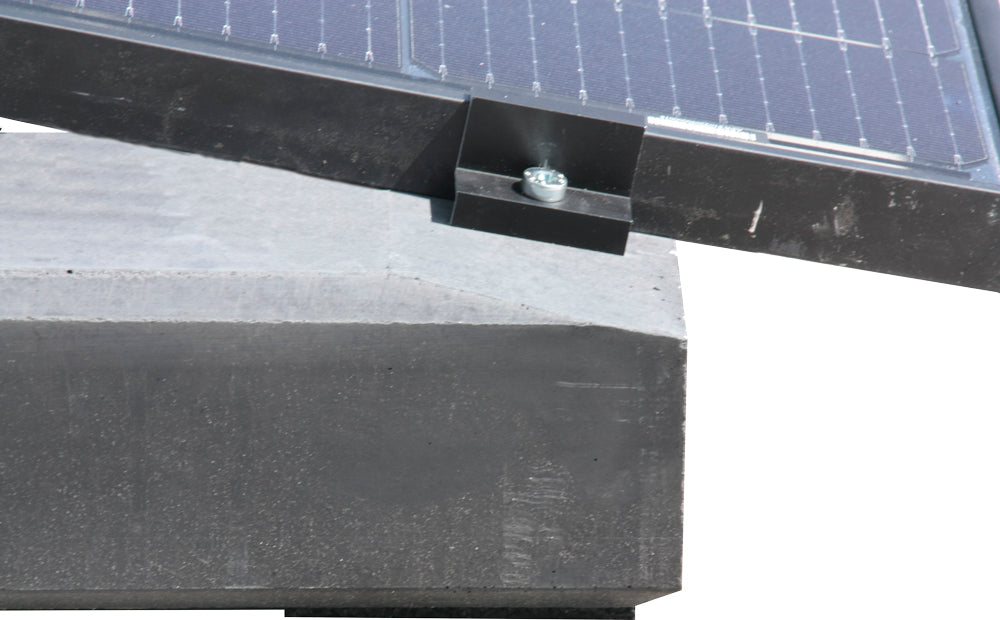 detail montage zonnepanelen met eindklem op betonnen zonnepaneelvoet van betonfabriek.nl