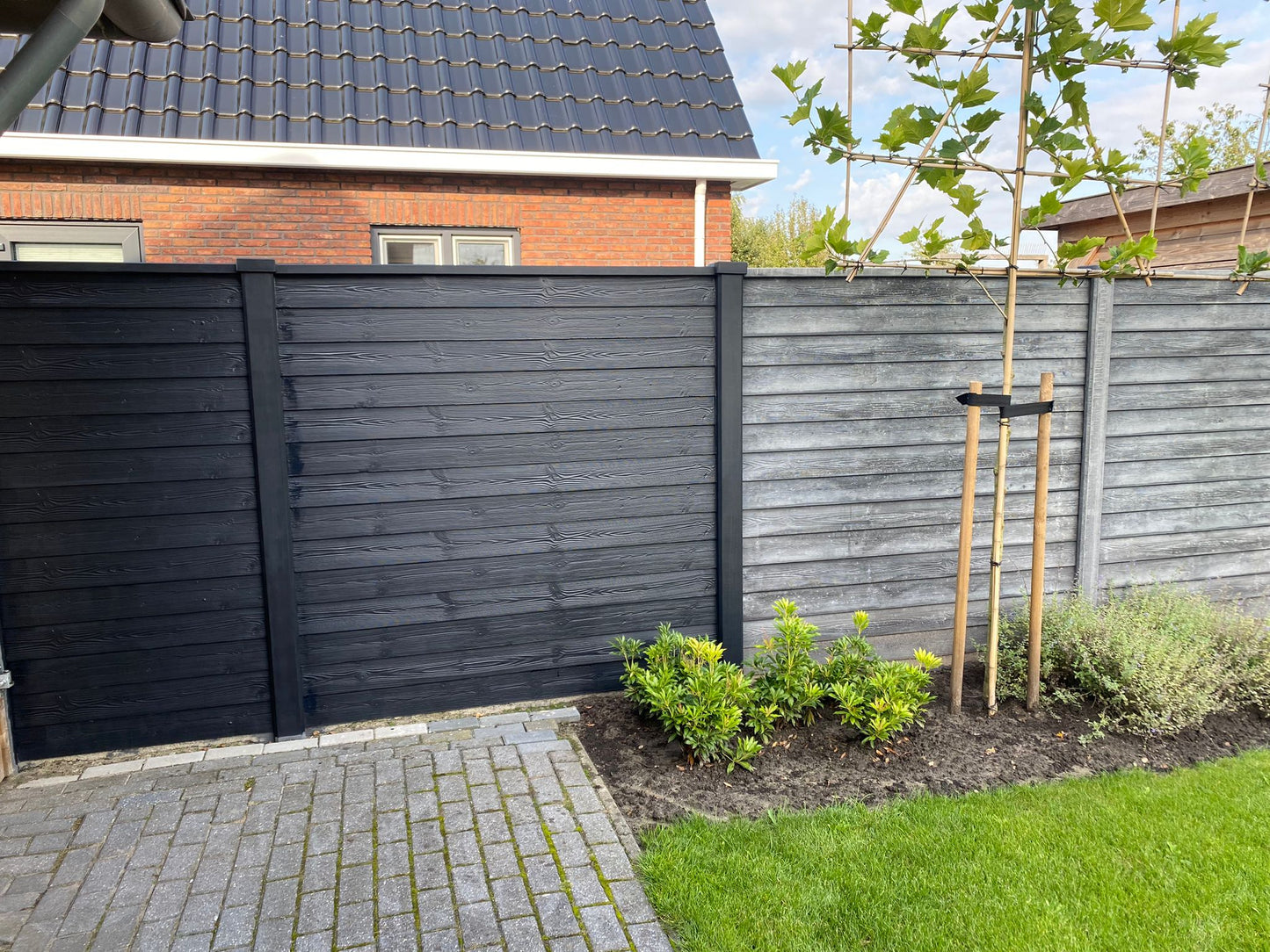 Behandelde betonnen schutting met Betonsealer Zwart Ultra Matt van Betonfabriek.nl