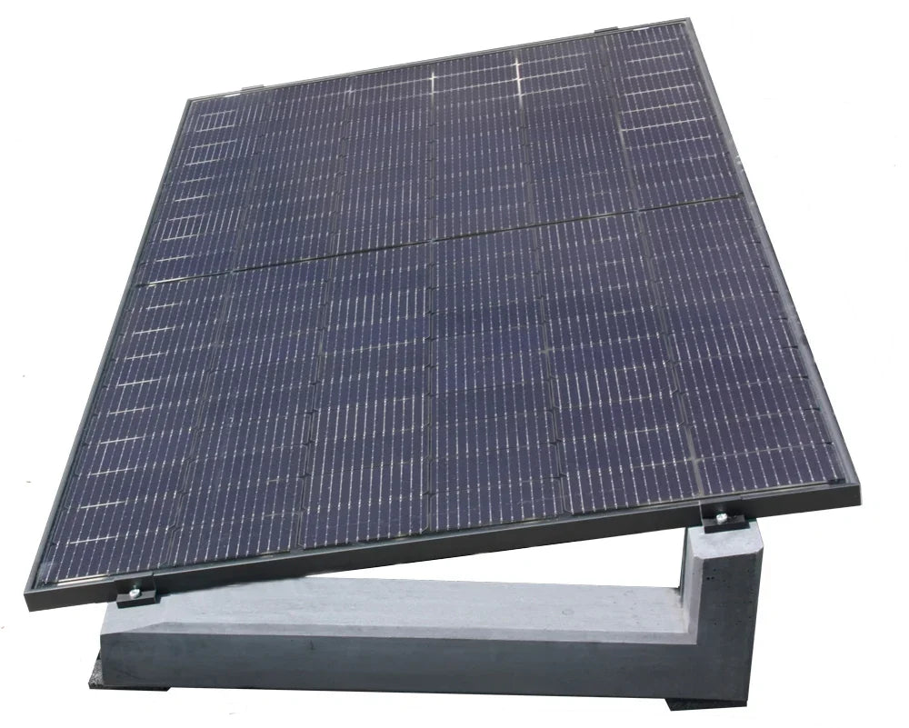 zijaanzicht van een zonnepaneel wat gemonteerd is op de betonnen zonnepaneelsteunen van betonfabriek.nl Met de eindklemmen van betonfabriek.nl