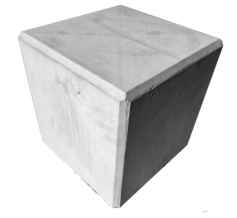 Betonnen zitelement kubus 30x30 cm in tuinomgeving